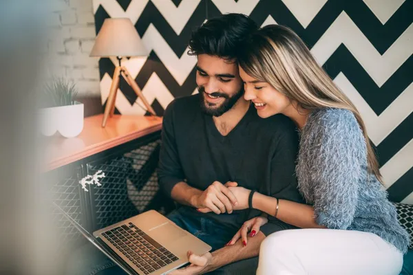 Customers using Asatel internet at a café